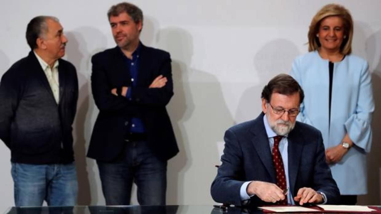 Mariano Rajoy firma el acuerdo de la subida salarial