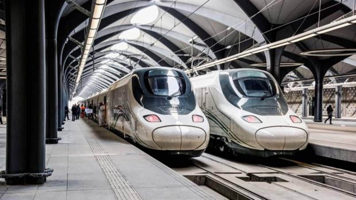 Dos trenes del AVE a La Meca en la estación de Medina