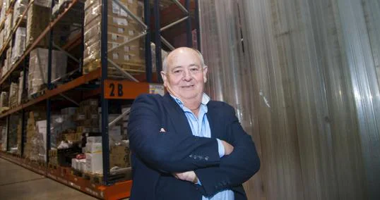 Miguel Martos, en el almacén de la compañía