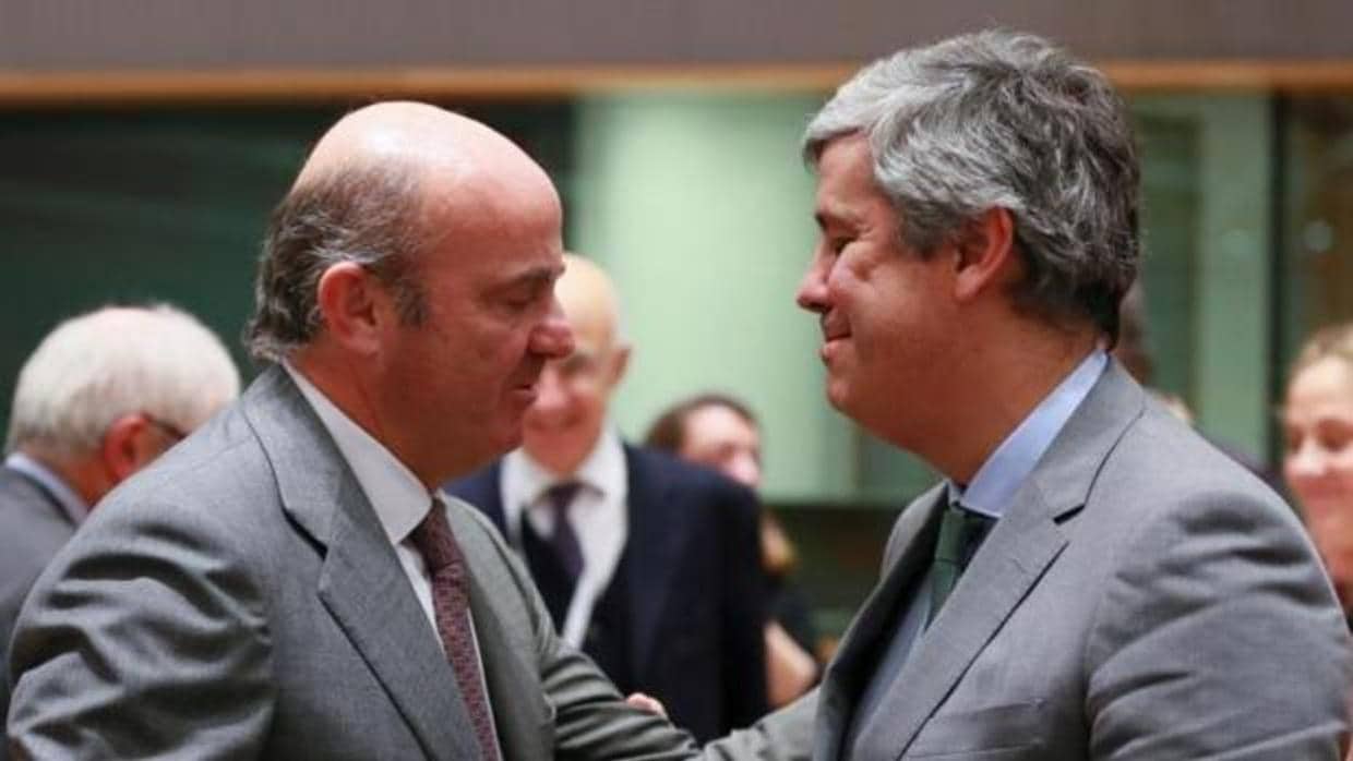 El ministro español de Economía, Luís de Guindos (i), saluda al nuevo presidente del Eurogrupo