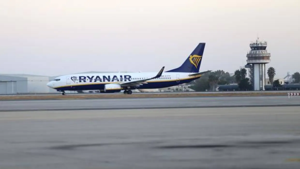 Avión de Ryanair en el Aeropuerto de Sevilla