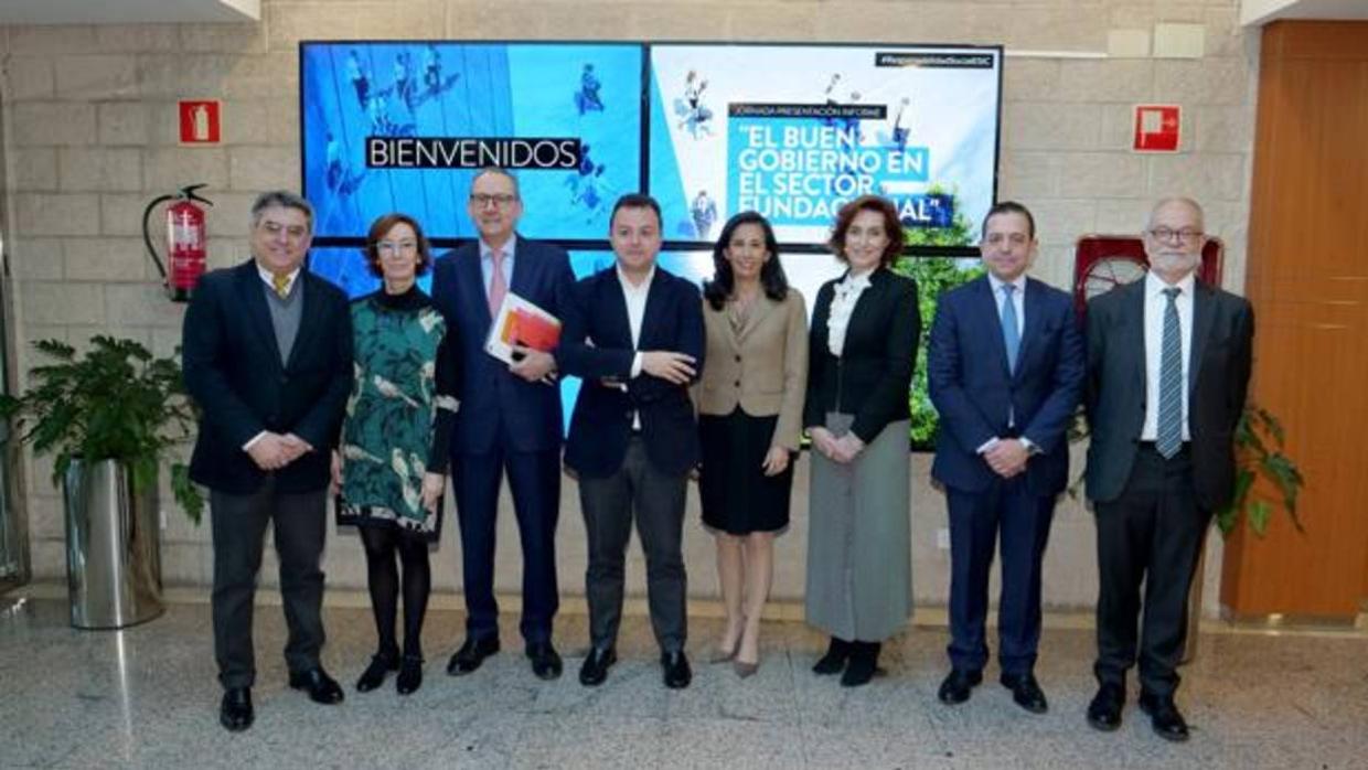 Foto de grupo de los paticipantes en la presentación del informe «El buen gobierno en el sector fundacional»