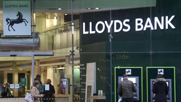 El banco Lloyds prohíbe a su clientes comprar bitcóin con tarjeta de crédito