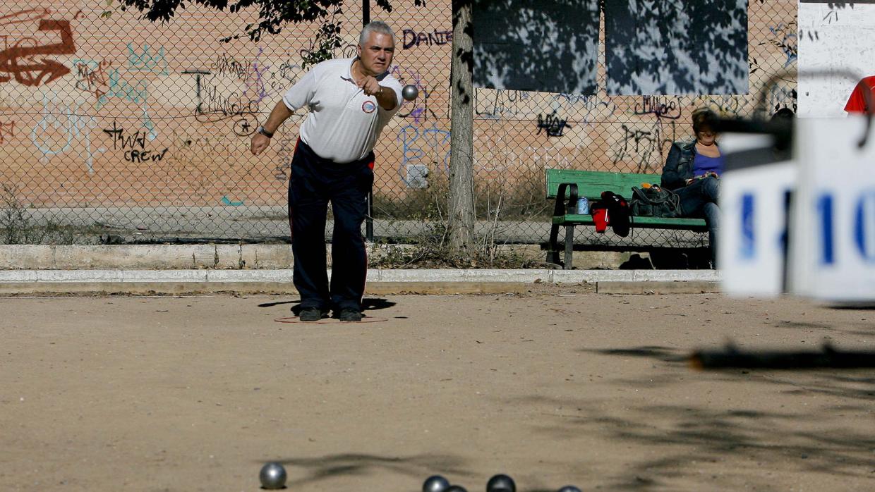 Un jubilado jugando a la petanca en Córdoba