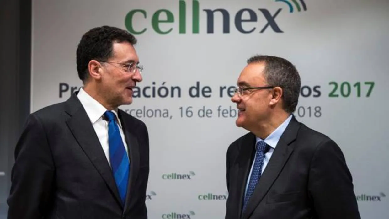 El nuevo presidente y consejero delegado de la Cellnex, Tobías Martínez (d), habla con el nuevo Consejero Delegado Adjunto, Luis Deulofeu (i), durante el acto de presentación de los resultados económicos del ejercicio 2017 de la compañía