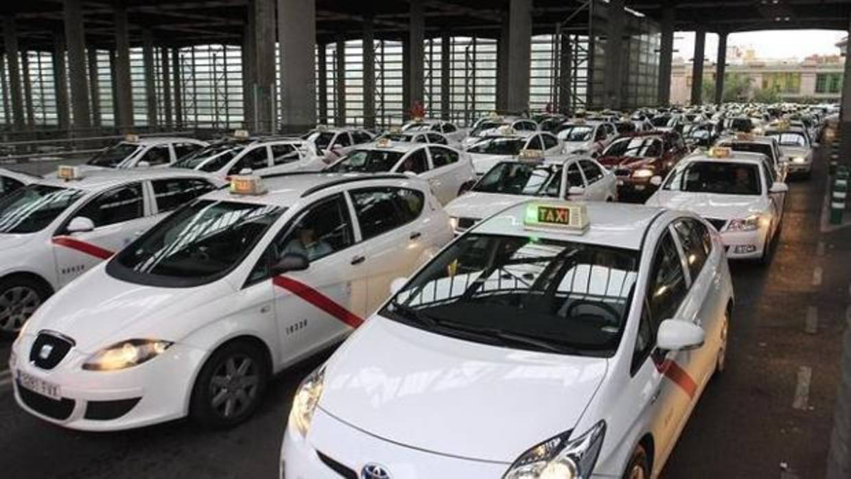 Cola de taxis en la madrileña estación de Atocha