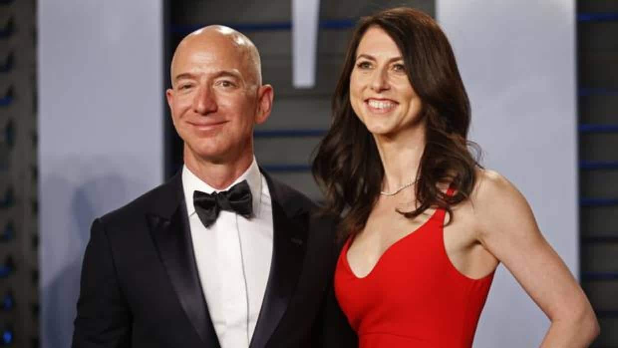 Jeff Bezos, junto a su esposa, Mackenzie Bezos