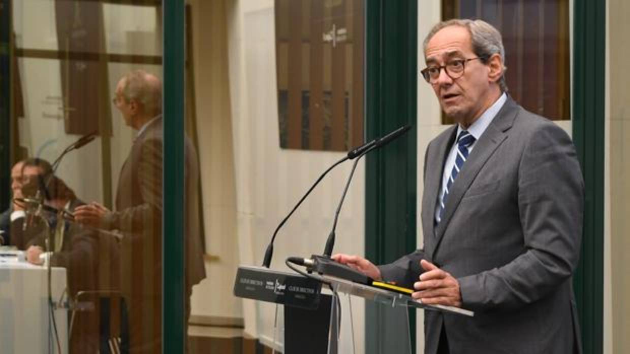 José Manuel González-Páramo durante su intervención hoy en Sevilla