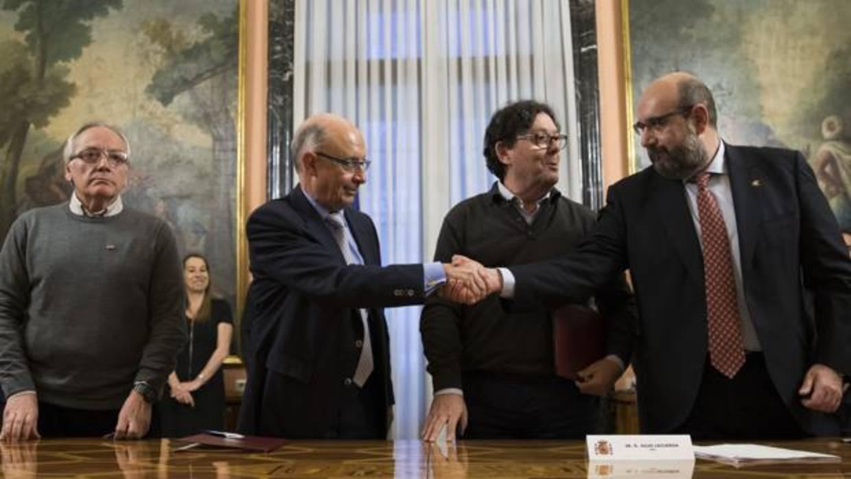 El ministro Montoro, tras firmar el acuerdo con los sindicatos para subir los sueldos del sector público