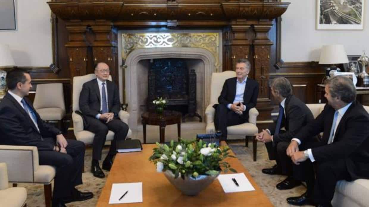 Mauricio Macri, presidente de Argentina (centro-derecha) y Jum Yong Kim, presidente del Banco Mundial (a su derecha) junto a otras autoridades representantes de la economía mundial