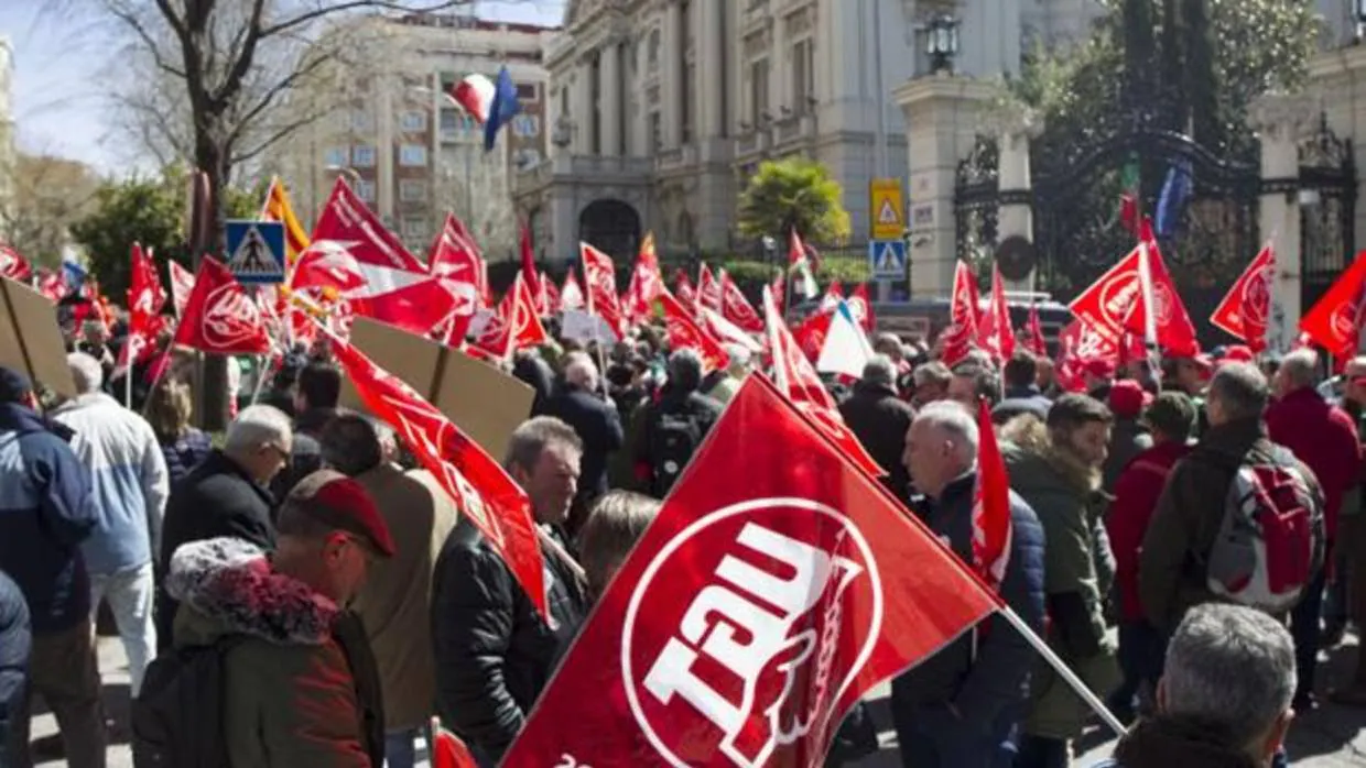 Protesta de trabajadores de Endesa ante la embajada de Italia