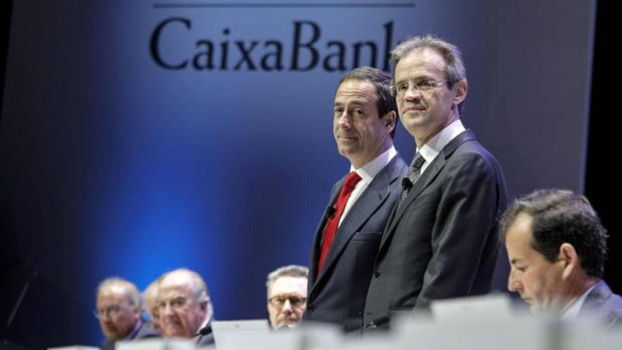 El presidente de CaixaBank, Jordi Gual (dcha), y el consejero delegado, Gonzalo Gortázar (izda)