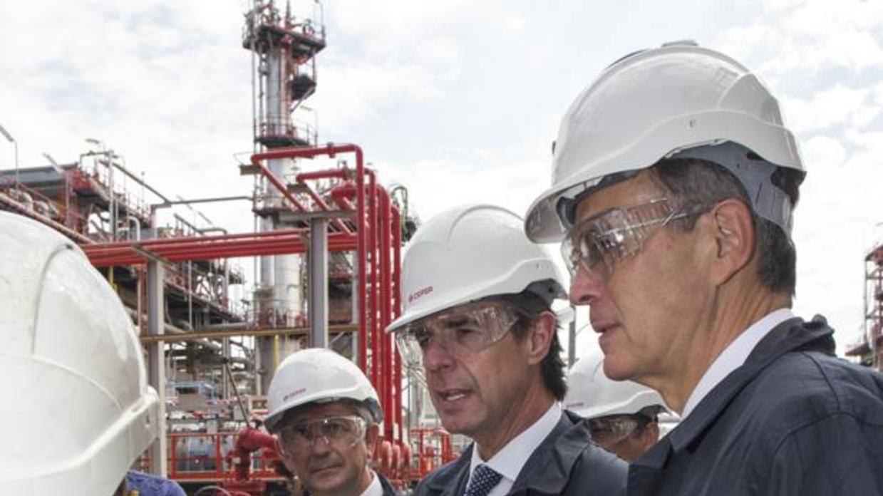 El ministro Soria, en el centro, junto al consejero delegado de Cepsa, Pedro Miró, a la derecha, en la refinería de Huelva