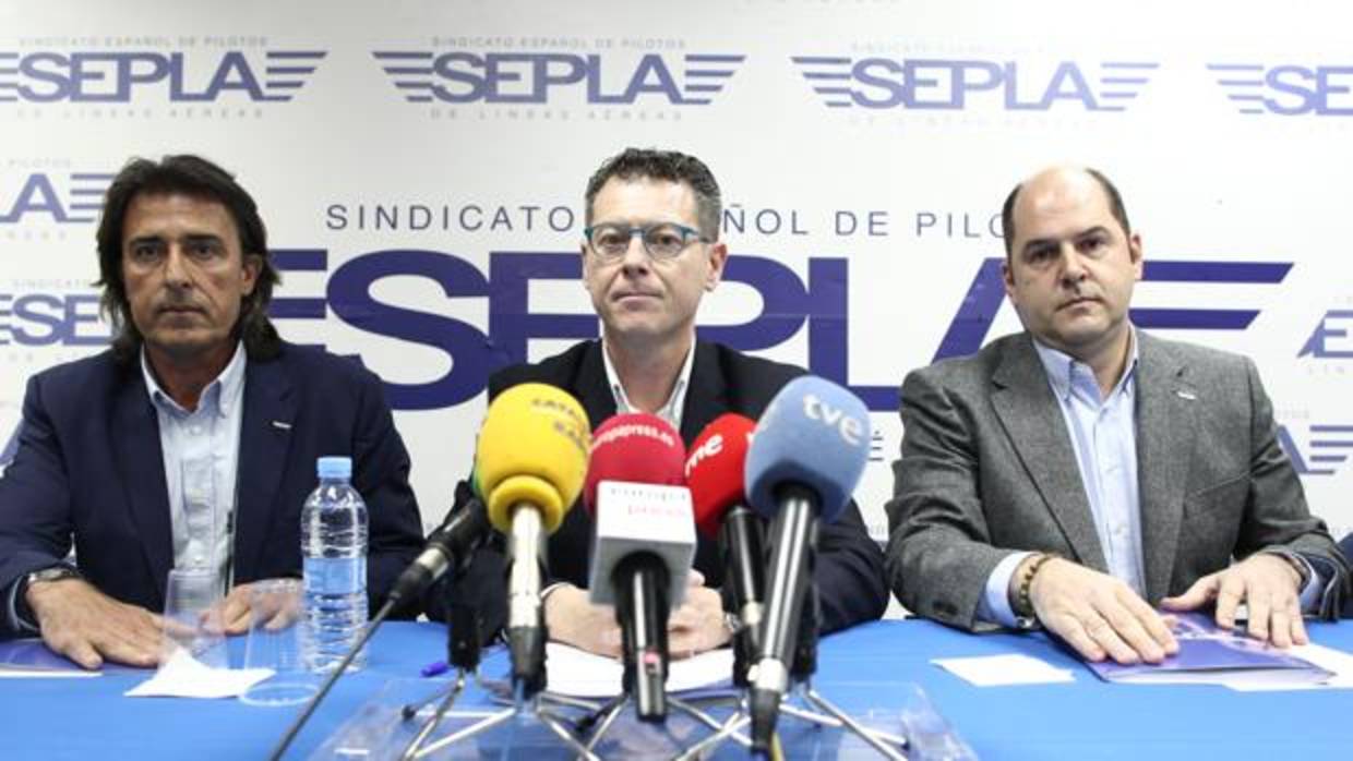 Óscar Sanguino, presidente de Sepla, y José Manuel Redondo, jefe de la sección sindical de Vueling