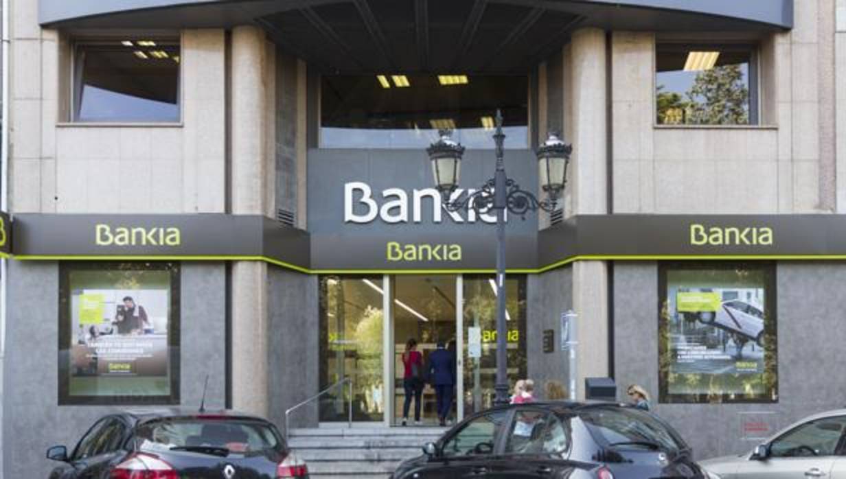 Fachada de una surcursal de Bankia.