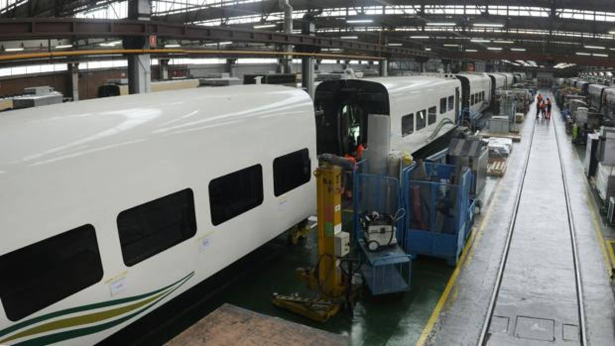 Interior de una fábrica de vagones de tren.