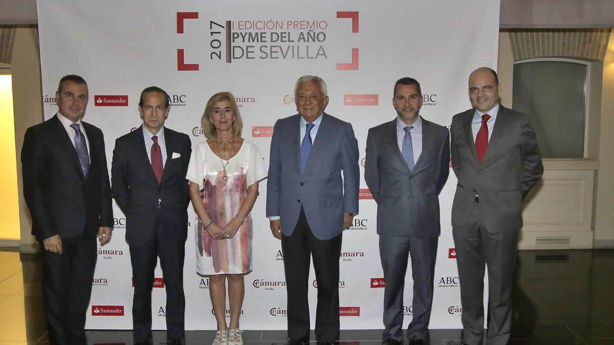 Javier luque Ruiz, Jose Juan Perez Tabernero, Isabel Cruadado. Francisco Herrero, Cristian Luque y Justiniano CorteS, en la imagen del premio PYME de 2017