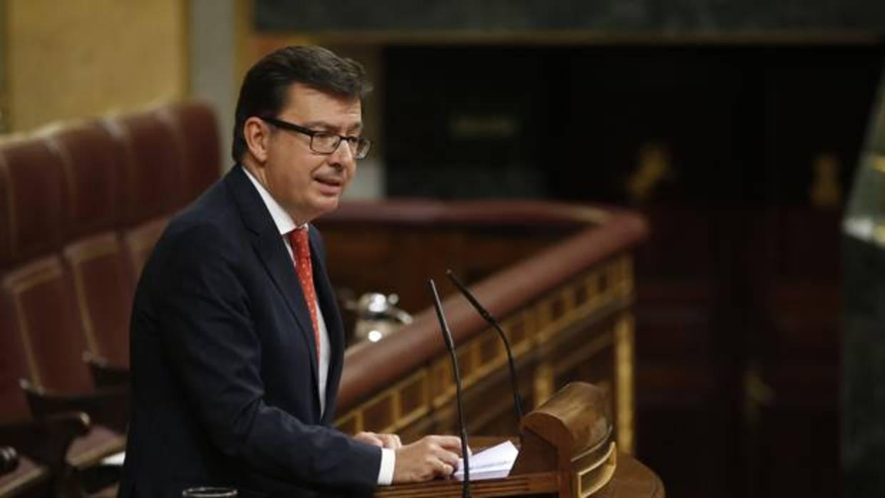 Román Escolano, ministro de Economía, durante su intervención en el Congreso el pasado 11 de abril