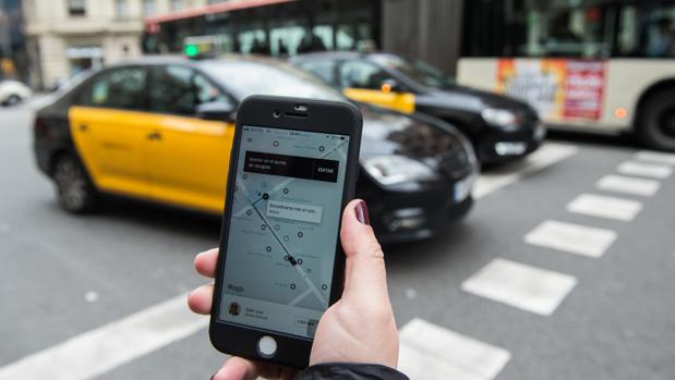 El Gobierno blinda la norma que protege al taxi de Uber y Cabify