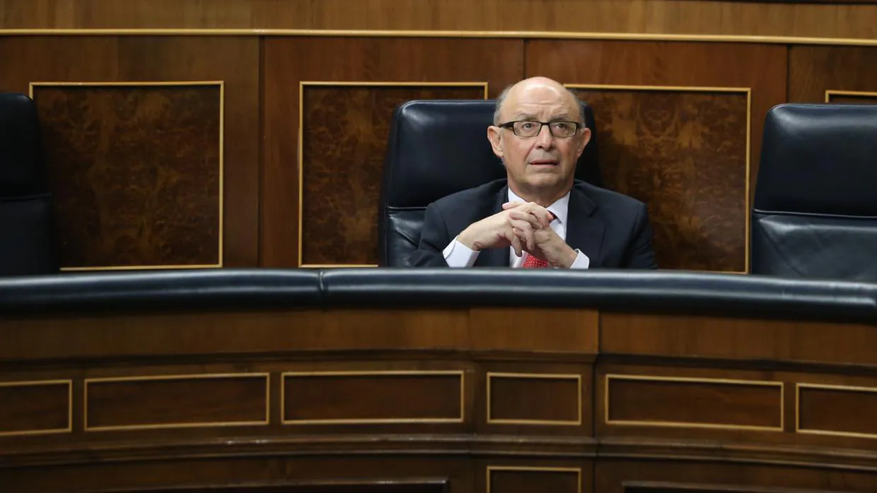 El ministro de Hacienda, Cristóbal Montoro, en sesión de control del Congreso de los Diputados
