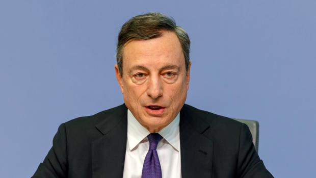 Draghi alerta de «una moderación» del crecimiento económico de la Eurozona