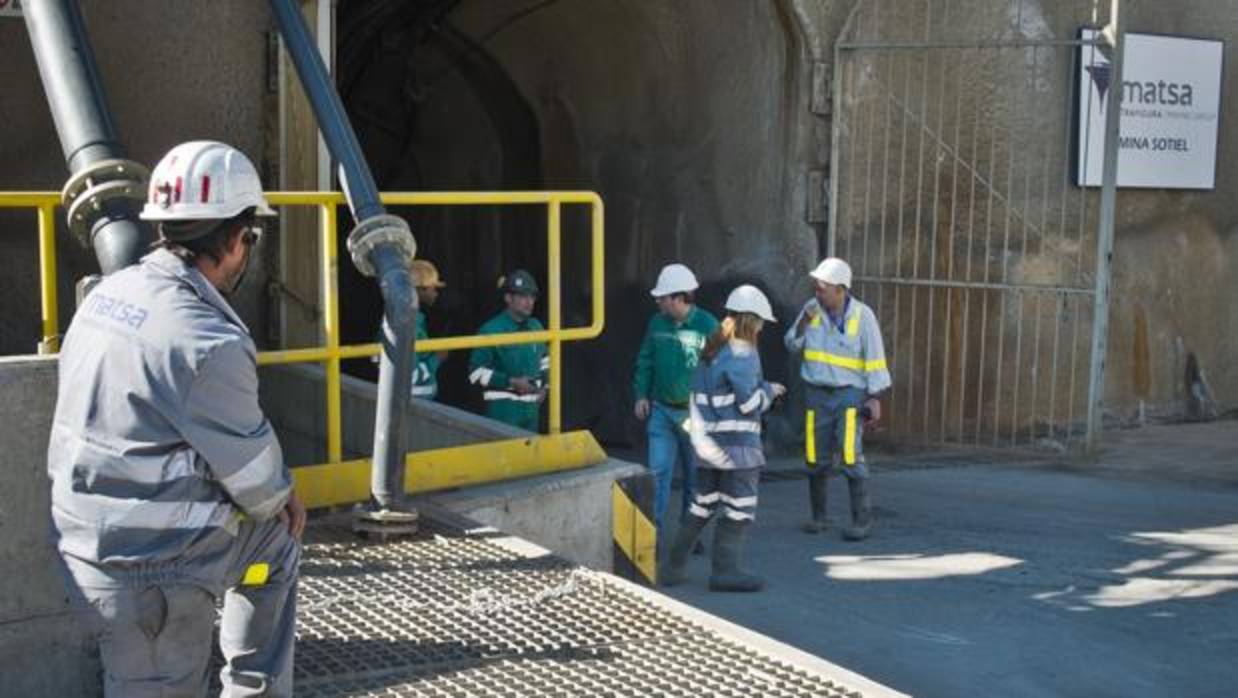 Trabajadores de Matsa a la entrada de la mina Sotiel