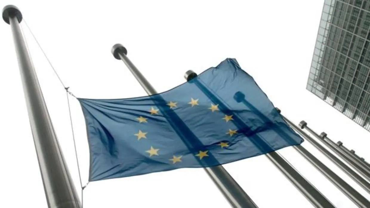 La bandera de la Unión Europea en un edificio comunitario en Bruselas