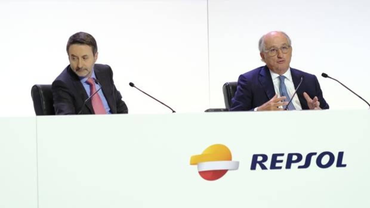 El consejero delegado, Josu Imaz (I), y el presidente de Repsol, Antonio Brufau (D)