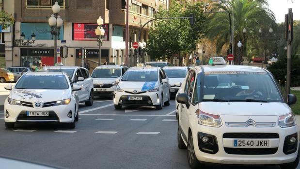 El sector del taxi pide que el real decreto que regula las licencias VTC se convierta en proyecto de ley