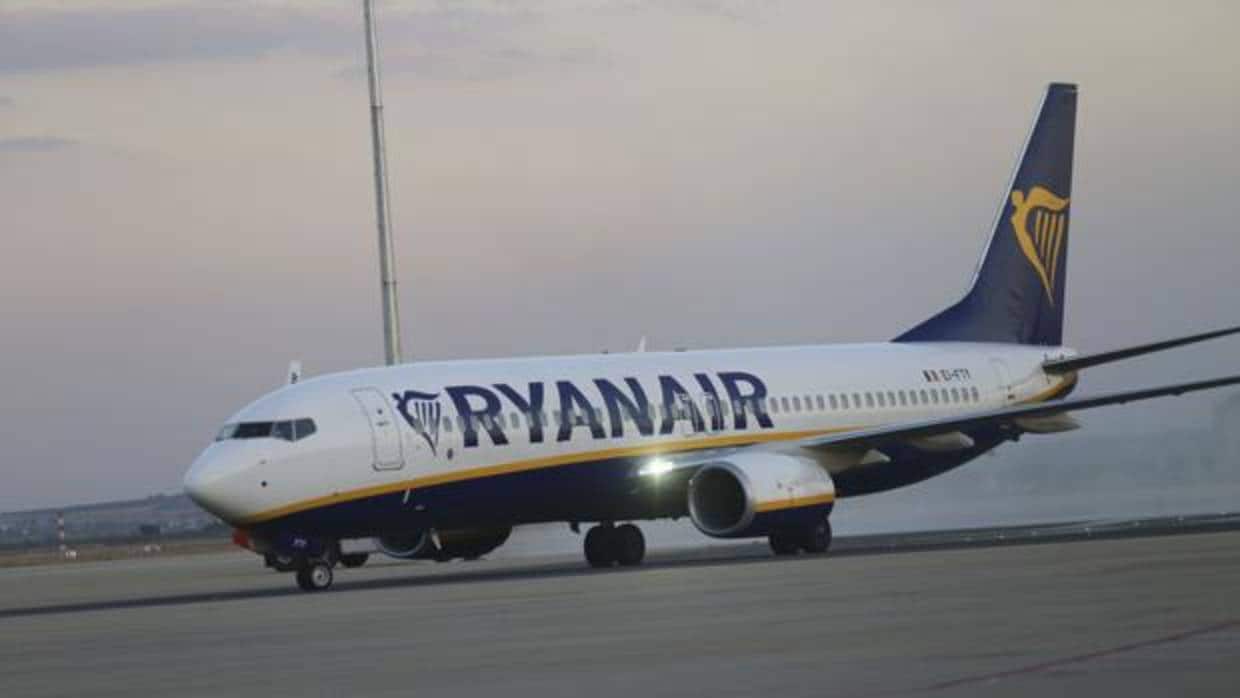 Un avión de Ryanair tras un aterrizaje en el aeropuerto de Sevilla