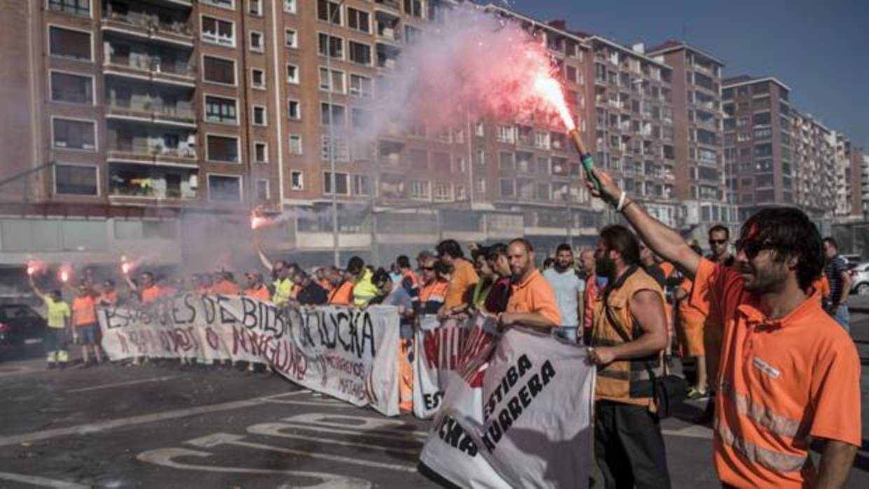 Una imagen de la huelga de estibadores en el Puerto de Bilbao el pasado junio de 2017