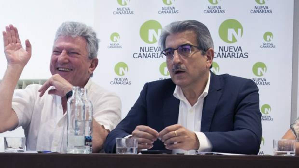 El presidente de Nueva Canarias (NC), Román Rodríguez (2-d), junto Pedro Quevedo