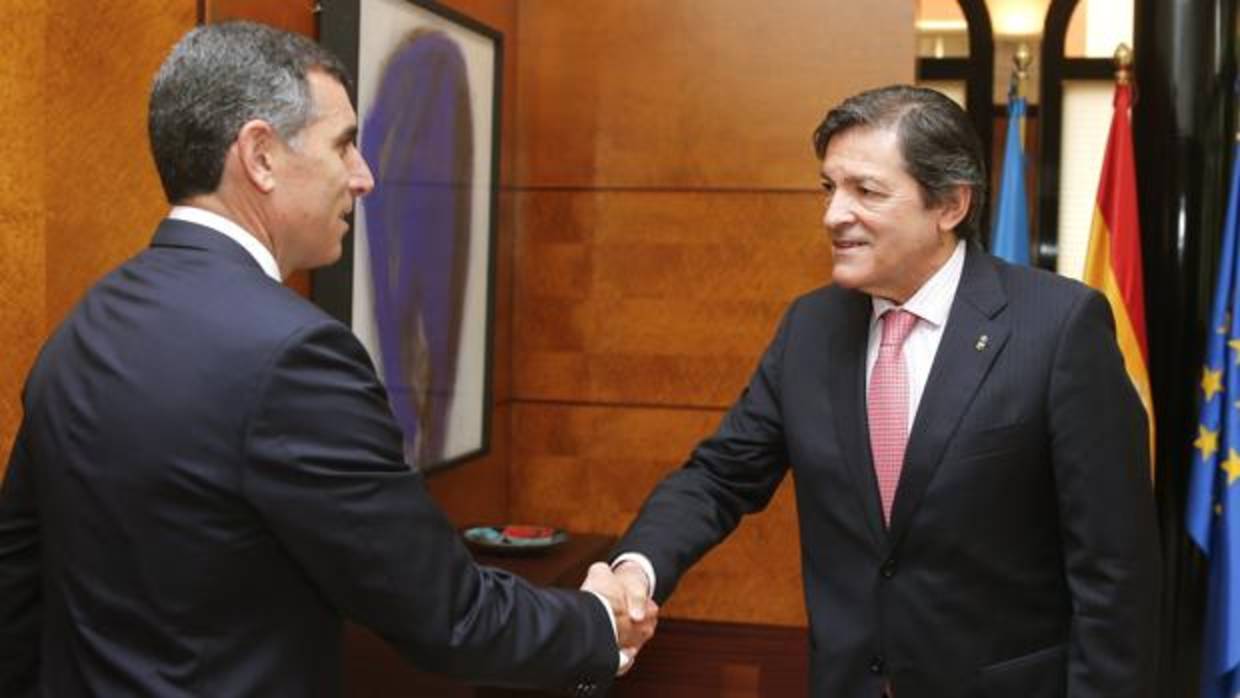 El consejero delegado de EDP España, Rui Teixeira (izda) junto al presidente de Asturias, Javier Fernández