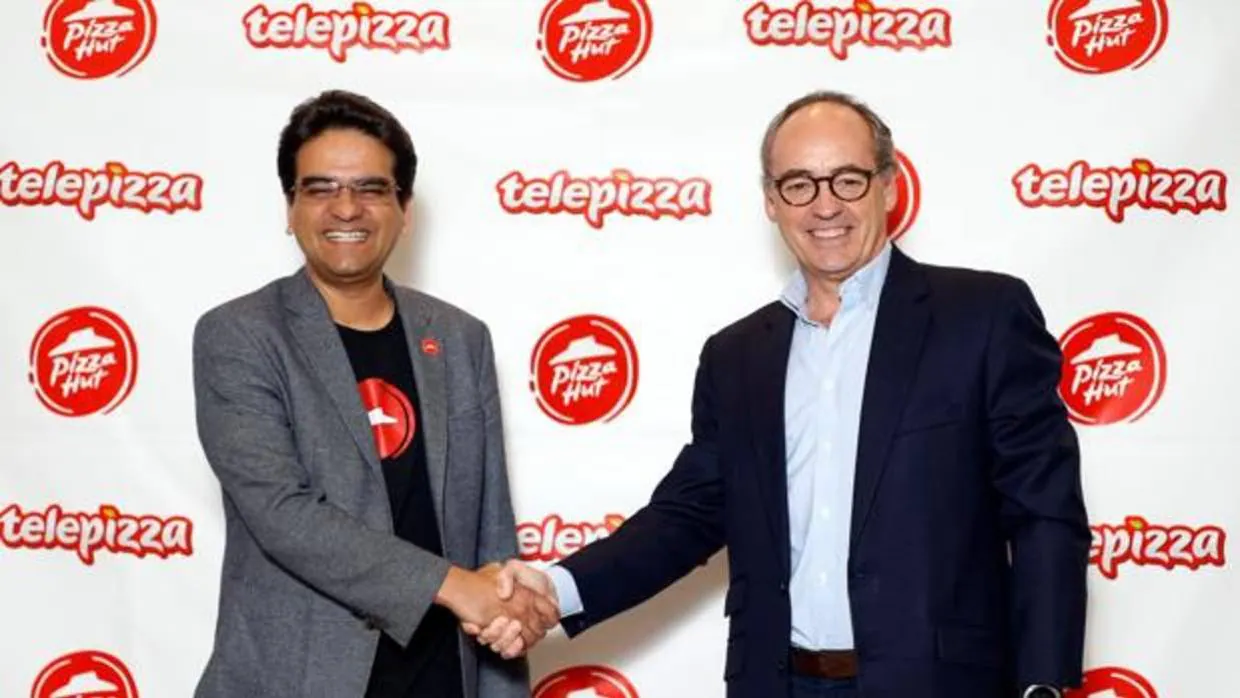 Milind Pant (i), presidente de Pizza Hut International y Pablo Juantegui, presidente ejecutivo y CEO de Grupo Telepizza
