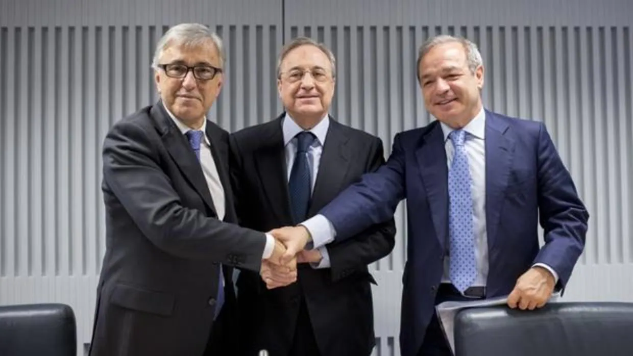 Florentino Pérez, presidentes de ACS (medio), el CEO de Atlantia Giovanni Castellucci (izda) y el Marcelino Fernández Verdes (dcha), CEO de ACS