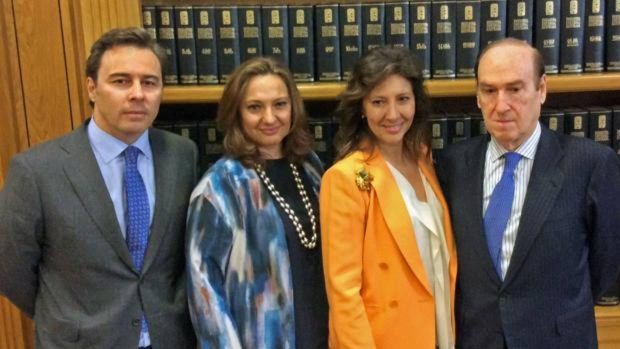 (De izda a dcha: El presidente del Corte Inglés, Dimas Gimeno junto a Marta y Cristina Álvarez, además de Florencia Lasaga, presidenet de la Fundación Ramón Areces