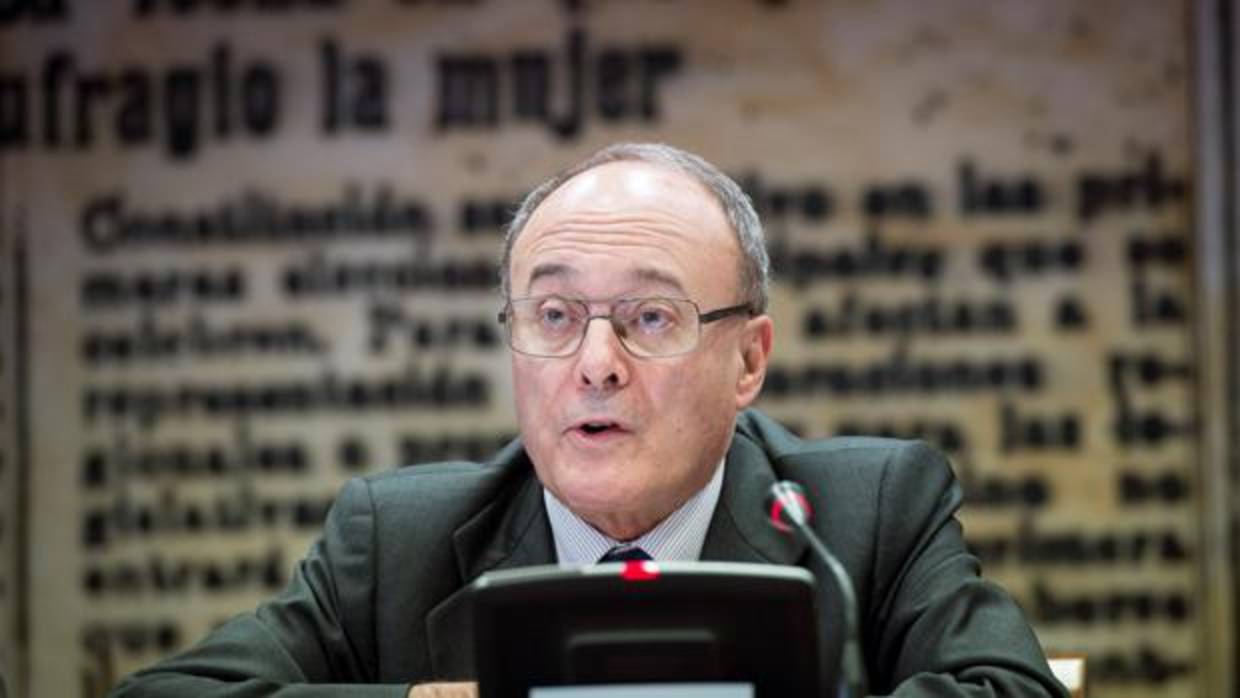 Luis María Linde, gobernador del Banco de España, en la Comisión de Presupuestos del Senado