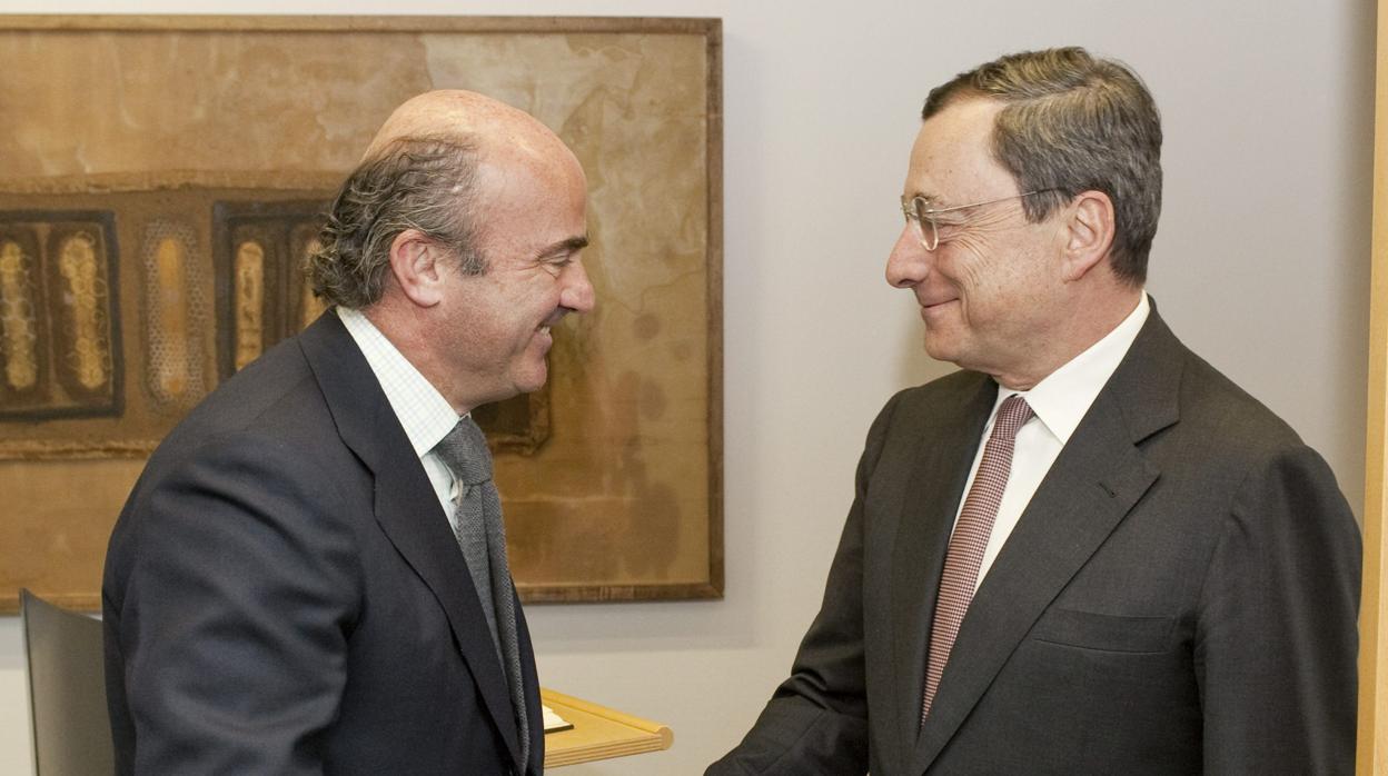 Luis de Guindos, nuevo vicepresidente del BCE, con el presidente Mario Draghi