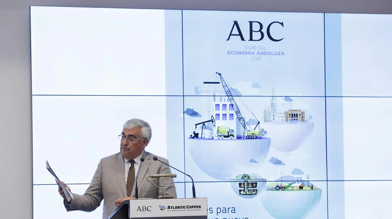 Ramírez de Arellano, con el ejemplar de la revista, durante el acto de presentación en la Casa de ABC