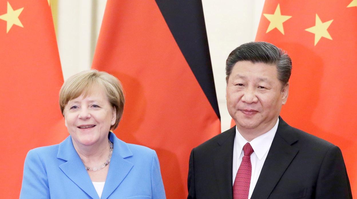 La canciller alemana, Angela Merkel (izda) junto al presidente de Chine Xi Jinping