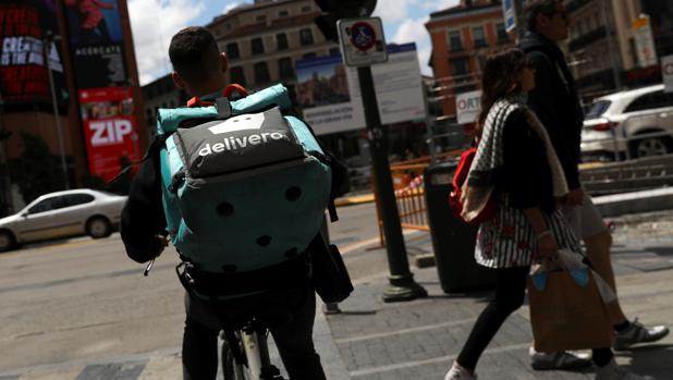 La sentencia contra Deliveroo abre el debate sobre las condiciones laborales de los repartidores o «riders»