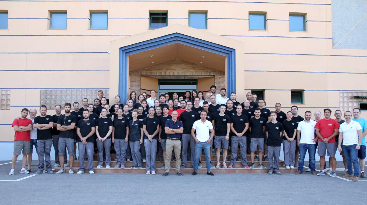 Los hermanos Franco con toda la plantilla, a las puertas de la fábrica de Lucena