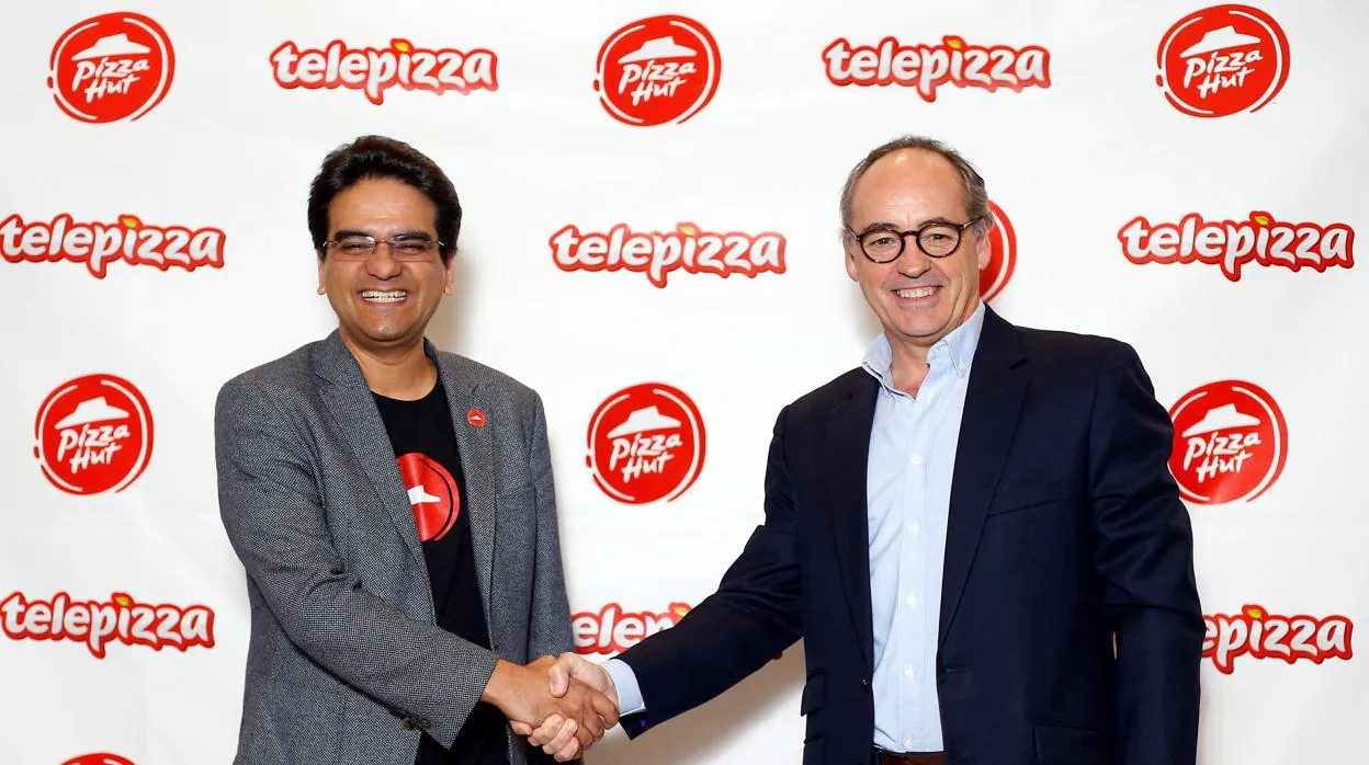 El presidente de Pizza Hut, Milind Pant, y el de Telepizza, Pablo Juantegui, al anunciar la alianza