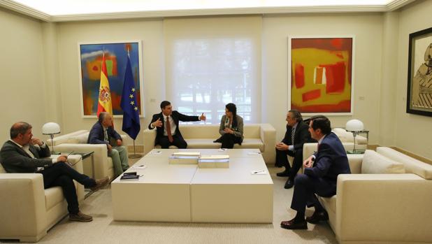 El primer encuentro de Sánchez con los agentes sociales y otras cuatro noticias económicas