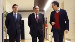 Pedro Sánchez (d), junto al presidente de CEOE, Juan Rosell (c), y el de CEPYME, Antonio Garamendi