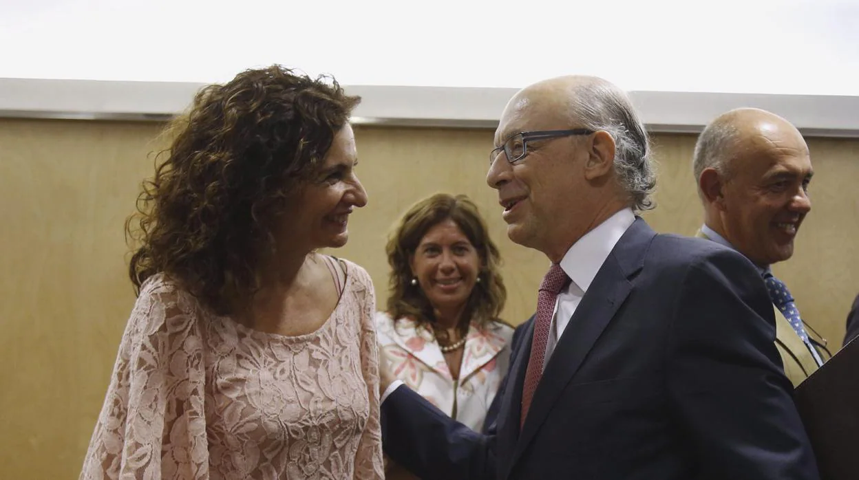 La nueva ministra de Hacienda, María Jesús Montero, junto a su predecesor en el cargo, Cristóbal Montoro