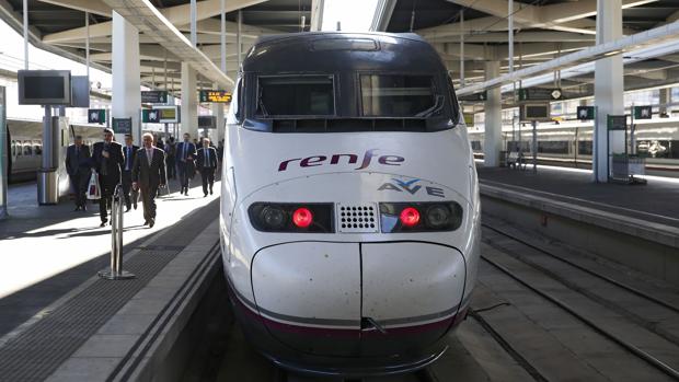 Fomento defiende su «compromiso» con el AVE tras los ataques de la UE y otras noticias económicas