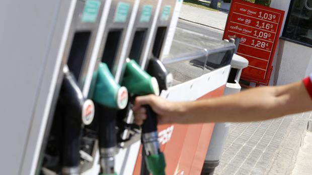 La equiparación fiscal del diésel con la gasolina podría encarecer en 0,15 euros el precio del gasóleo