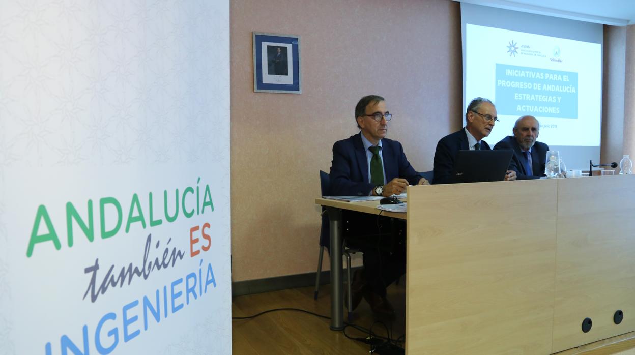 Aurelio Azaña, Fernando Yllescas y Felipe Lobo presentaron en Sevilla la propuesta de Asian