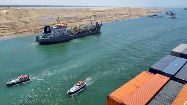 El canal de Suez obtiene los ingresos más altos de su historia